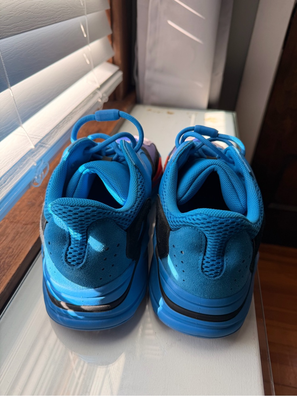 Yeezy Boost 700 "Hi-Res Blue - Picture 4 of 6